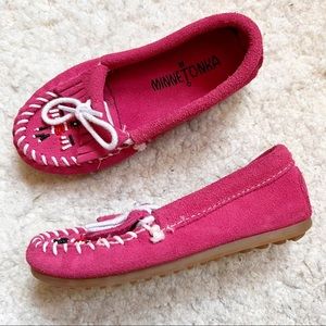 Minnetonka Moccasins 2605 - Childrens Thunderbird Moccasin - Hot Pink Suede